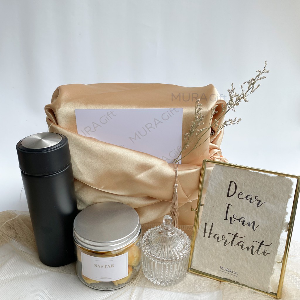 

Mura Gift Hampers Silk Cover
