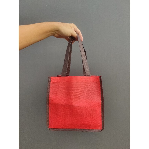 

UnoPacks ~ Tas Jahit Spunbond Box coklat & merah 21 x 21