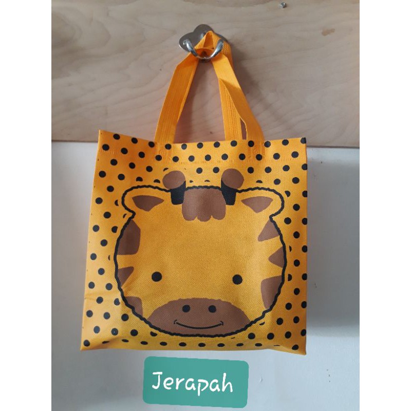 GOODIEBAG ULANG TAHUN SIZE 25X25X9 CM-Jerapah