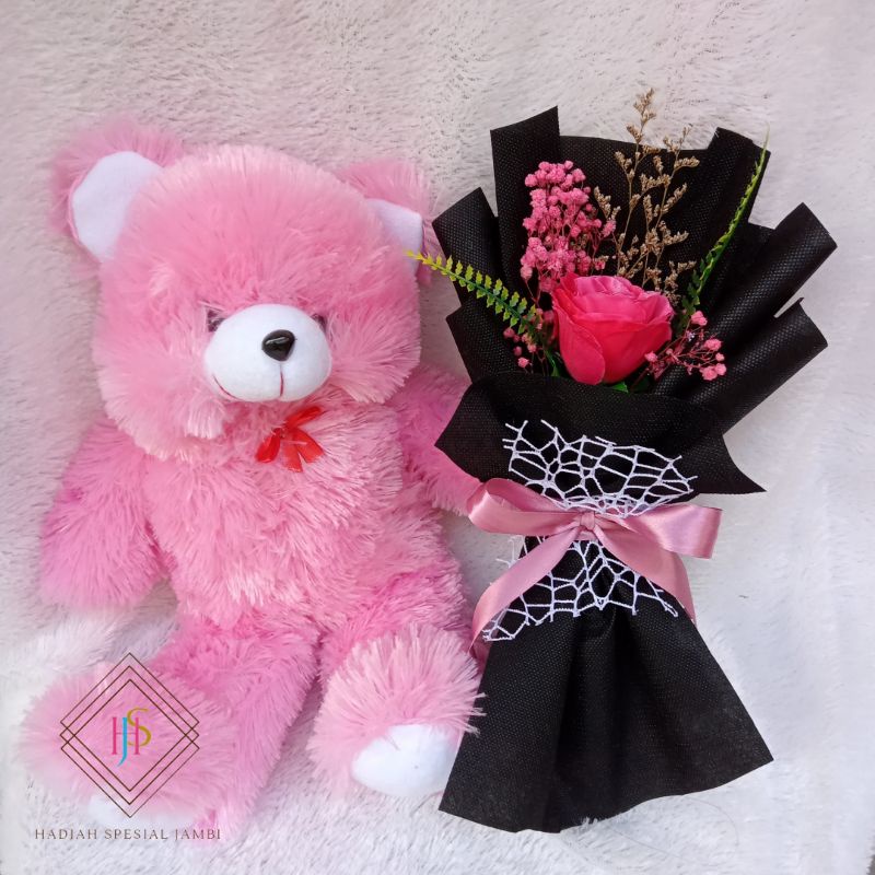 satu paket boneka dan buket bunga