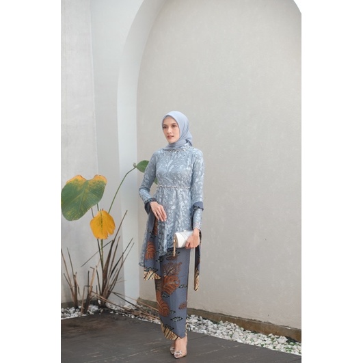 (Akita-zara tunik series tiffany blue) set couple kebaya wanita &amp; kemeja batik pria. kebaya wisuda kebaya kondangan kebaya lamaran bahan lace premium