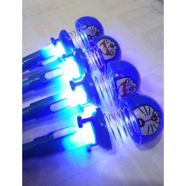 

Pulpen ring lampu karakter doraemon lucu isi 12 pcs
