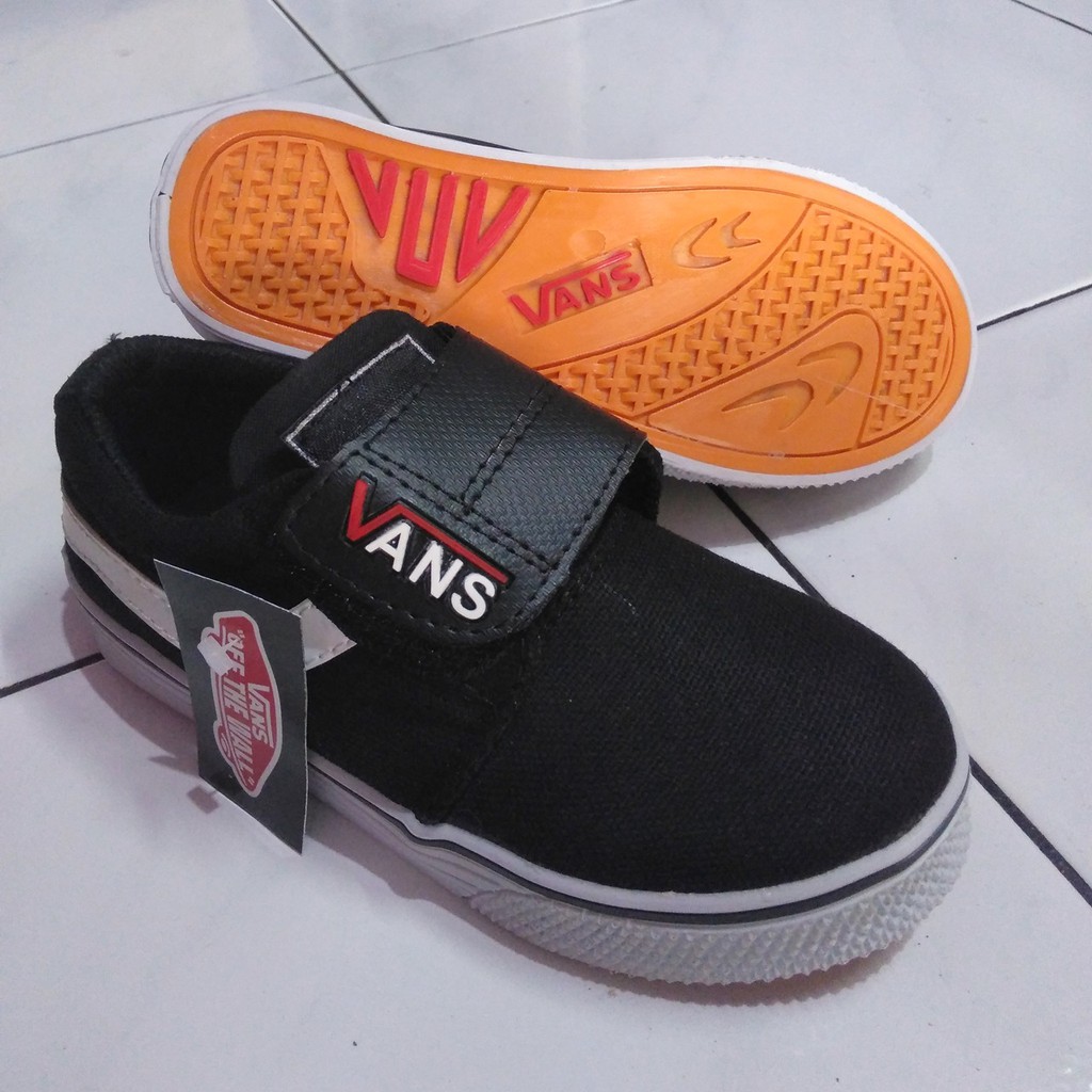  Sepatu  anak sekolah  merk vans warna  hitam  ukuran 28 29 30 