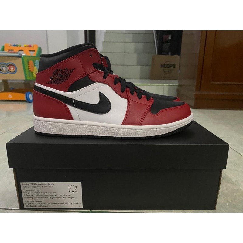 Air Jordan 1 Mid Chicago Black Toe