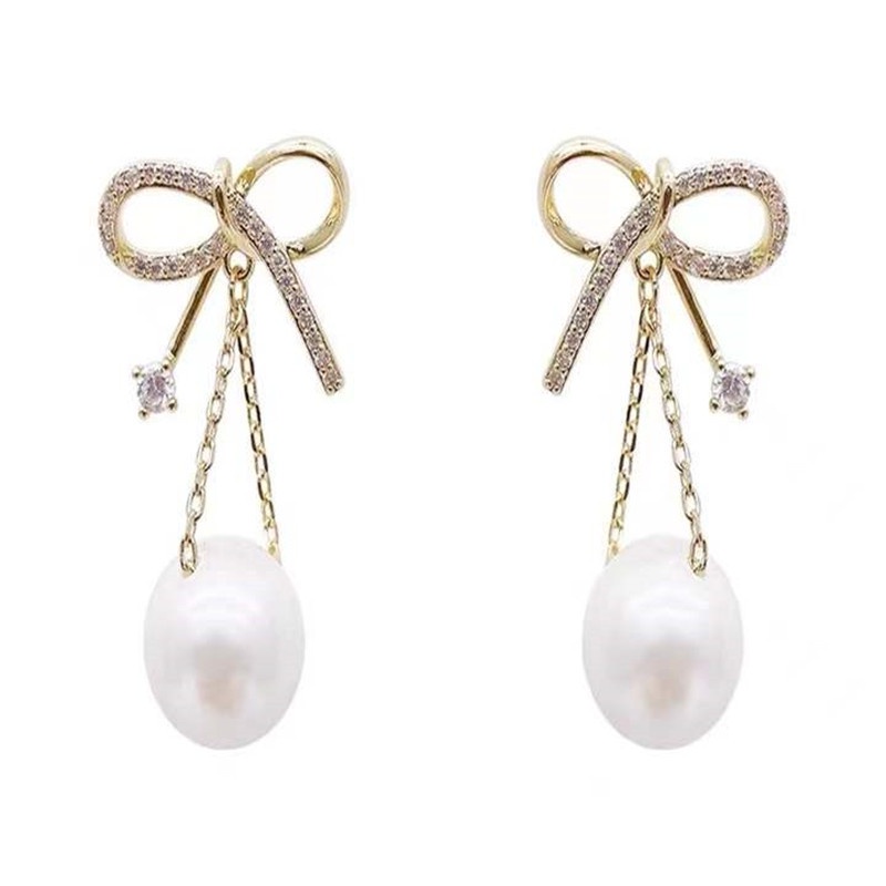 Anting Tusuk Gantung Panjang Desain Pita Emas Hias Mutiara Untuk Wanita