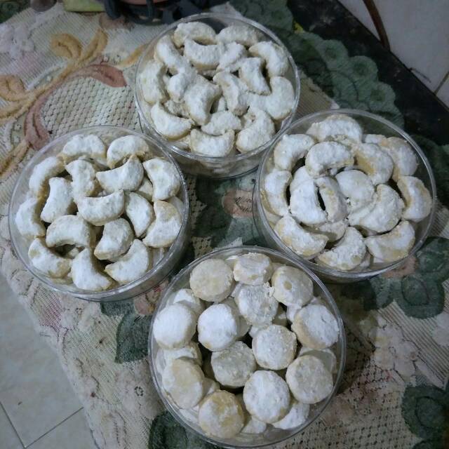 

Kue putri salju kacang mete