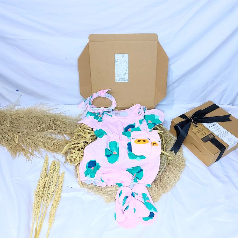 KADO BAYI | HAMPERS BAYI | JUMPER BAYI | JUMPSUIT BAYI | DRESS BAYI PEREMPUAN | BAJU BAYI LAKI LAKI | HAMPERS BAYI NEWBORN | HAMPERS BABY BOY | HAMPERS BABY GIRL | SETELAN ANAK LAKI LAKI | SETELAN ANAK PEREMPUAN | BABY GIFT | PARCEL NEWBORN | KADO LAHIRAN-cutie flower+ sandal
