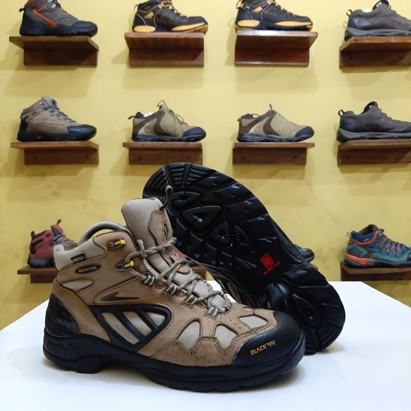 SEPATU OUTDOOR SECOND BLACK YAK