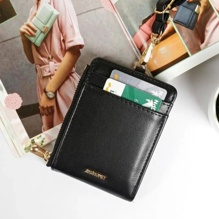 

Eklusif Lanyard Id Card With Mini Wallet Multifungsi Import Original Cassandra Terbatas