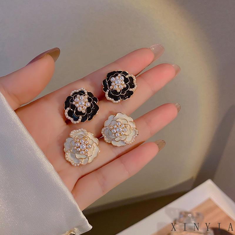 【Bayar di tempat】NEW Anting Stud 925 Silver Asimetris Bentuk Bunga Camellia Aksen Mutiara Dan Berlian Gaya Retro