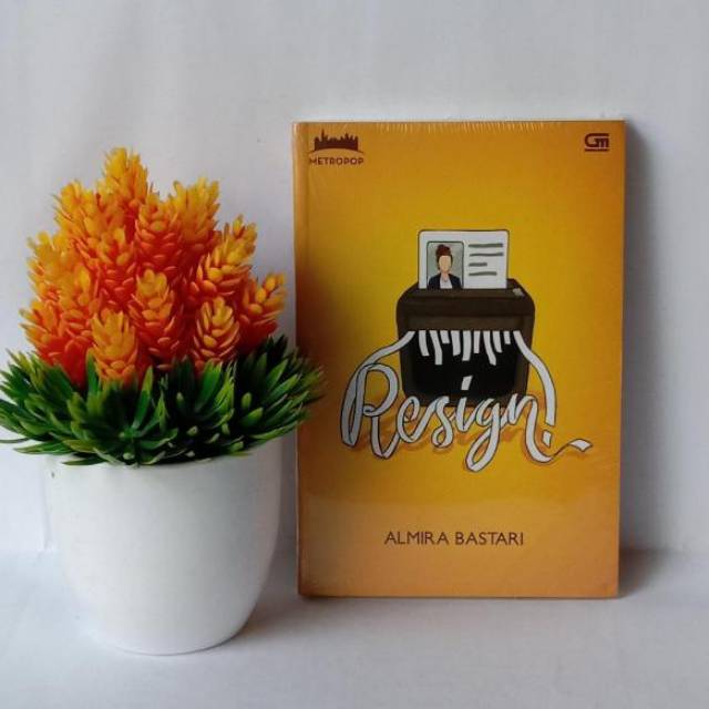 Buku Resign By Almira Bastari