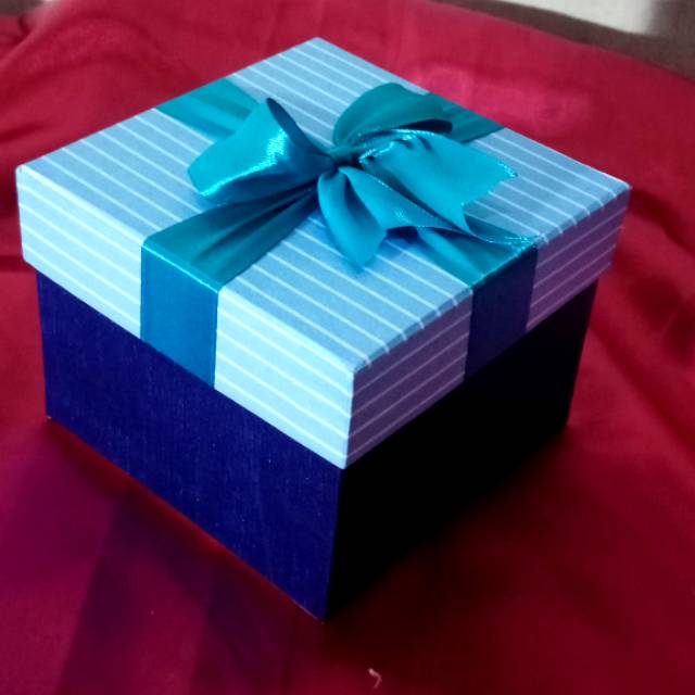 

Kotak kado berkwalitas 10x10x8cn