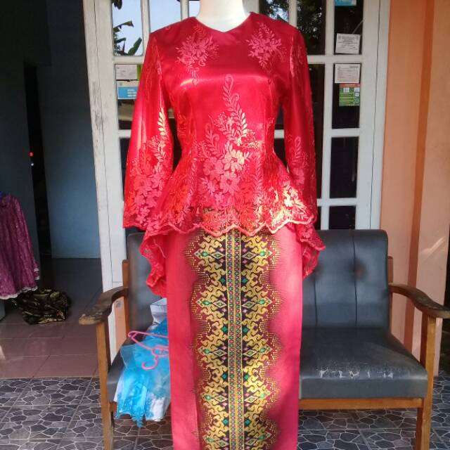 Kebaya dan rok span panjang