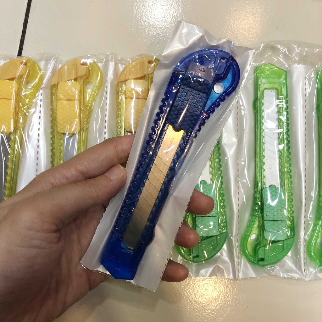 

CUTTER BESAR TRANSPARAN/SILET /PEMES CUTTER -1pc