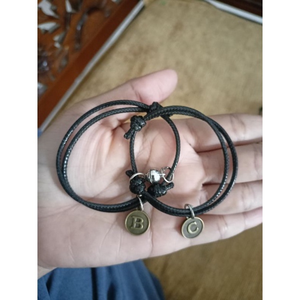 Gelang Couple inisial huruf magnet dengan charm enamel