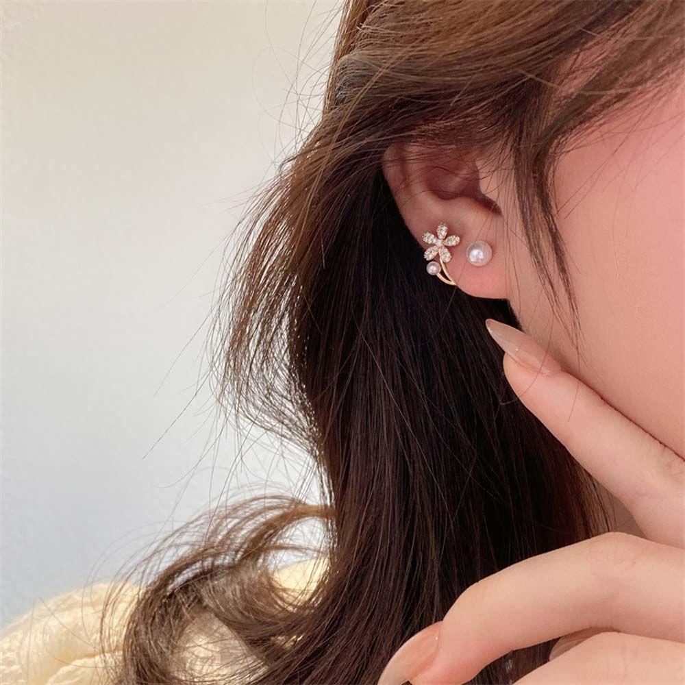 Anting Stud Desain Bunga Aksen Mutiara Dan Berlian Imitasi Untuk Wanita