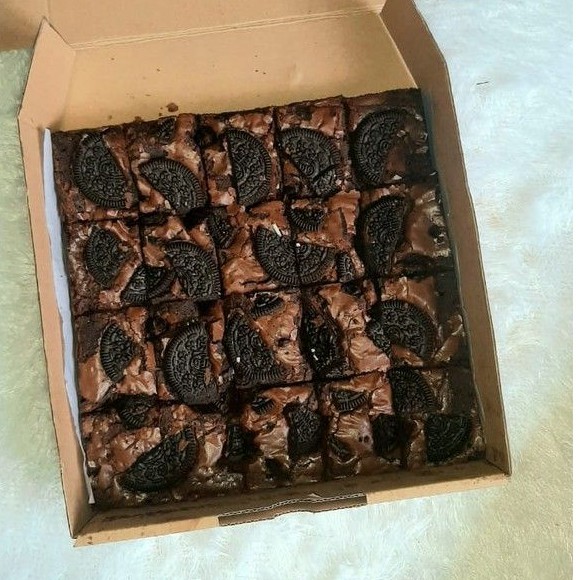 

Fudgy Brownies with Topping A (Beng-Beng/Oreo/Chococips/Cheese/Almond)