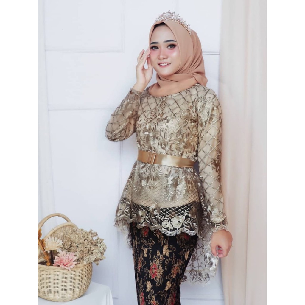 25+ Trend Terbaru Baju Kebaya Modern Wisuda