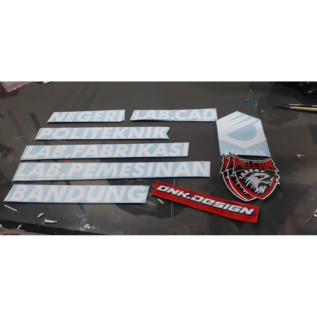 

cutting sticker stiker bebas desain printing waterproof label merk laminasi 120