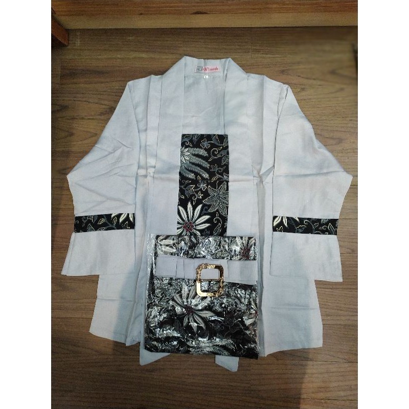 Kebaya Batik Putu Baru Wanita Dengan Rok Lilit