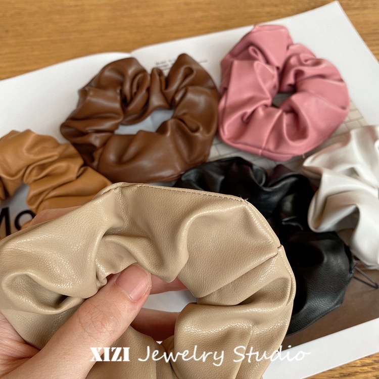 FRENCH HIGH QUALITY BIG LEATHER SCRUNCHIE SOLID COLOR SCRUNCHIES KULIT WARNA POLOS SATIN BESAR IKAT KARET RAMBUT AKSESORIS ELEGAN KOREA HAIR TIES RING RIBBON ACCESSORIES