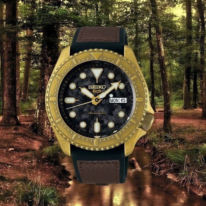 JAM TANGAN PRIA SEIKO 5 SRPE80K1 SRPE80 BLACK DIAL BROWN POLYURETHANE