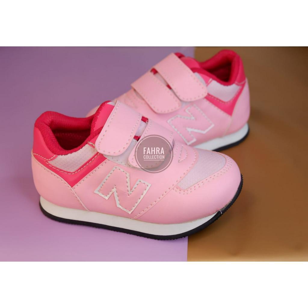 sepatu sneaker anak motif N warna pink