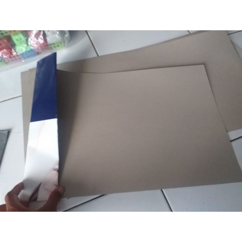 

Kertas karton buat papan mainan isi 1kg 33x55cm