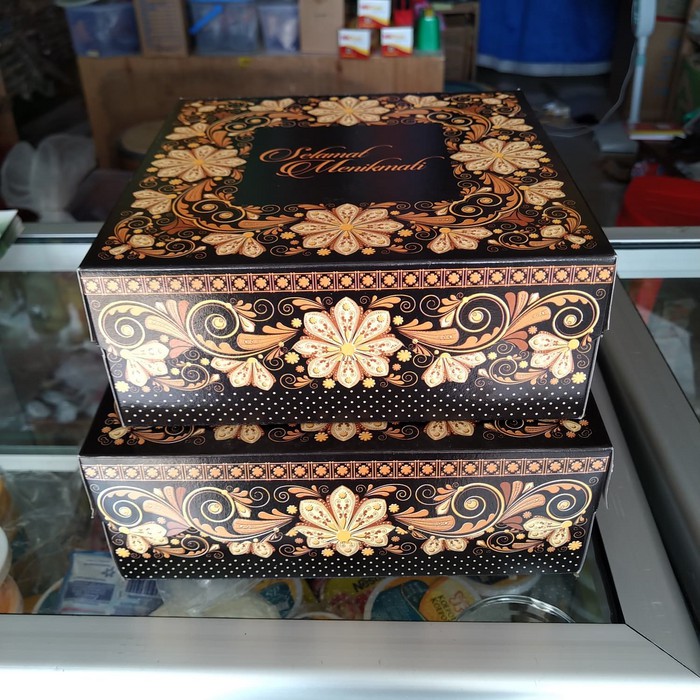 

Order Langsung snack box/kotak nasi/kotak makanan/kardus nasi motif ukuran 18x18 cm Terlaris