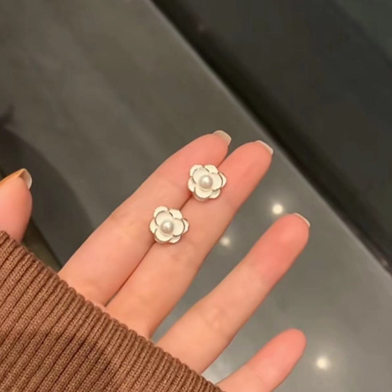 Anting Tusuk Motif Bunga Camellia Hias Mutiara Putih Ala Korea Untuk Wanita