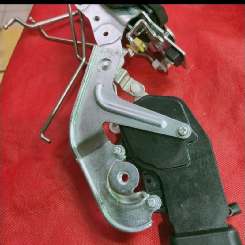 Doorlock pintu bagasi blkng original Daihatsu taruna