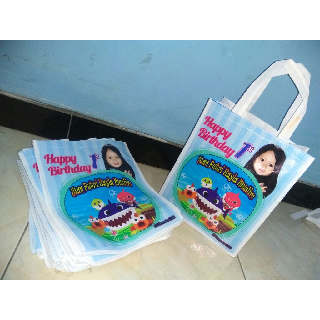 

Lnkshop Tas Uk. B 20x10x25cm Souvenir ulang tahun anak /souvenir tas ultah anak / goodieBag Motif