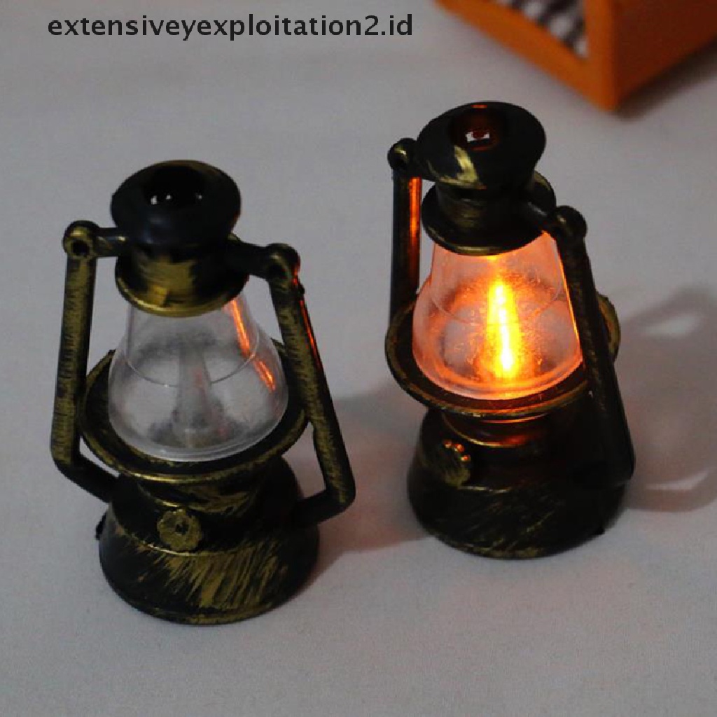 Miniatur Lampu Minyak Tanah Retro Warna Hitam Skala 1: 12 Untuk Rumah Boneka