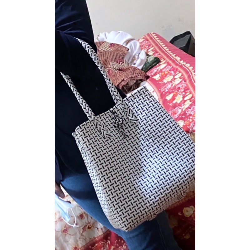 TAS ANYAM/TAS JALI/WOVEN BAG DOMINAN WHITE AND BLACK
