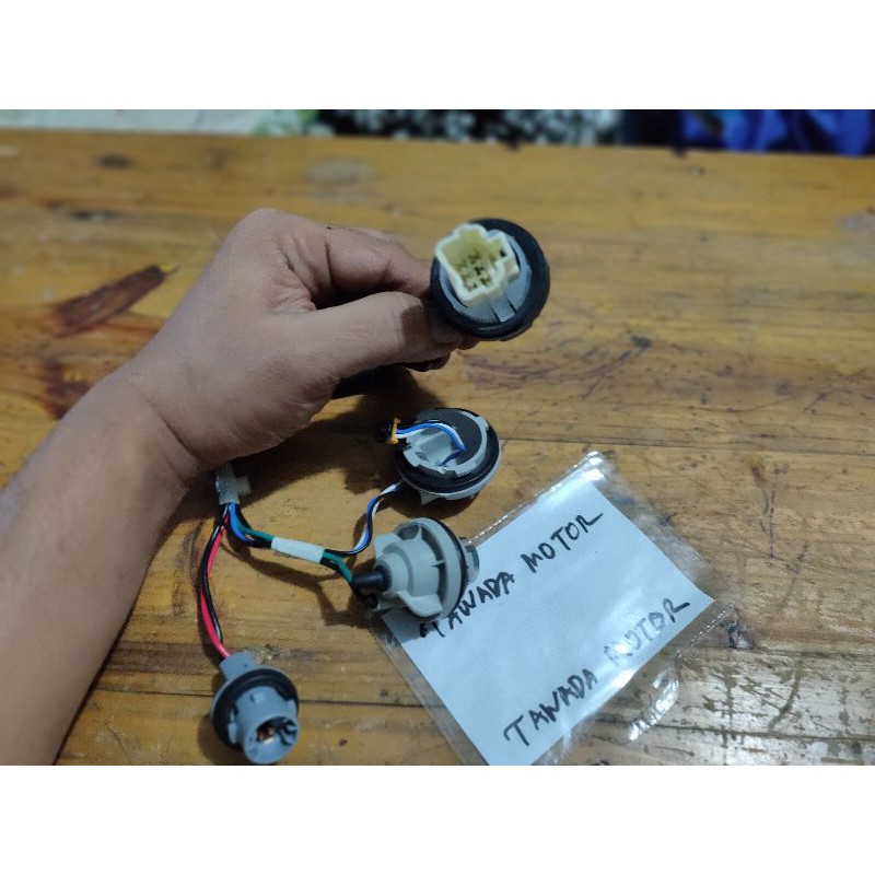 SOKET FITTING LAMPU STOP SUZUKI ALL NEW ERTIGA GL 2018