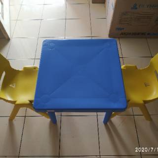  Meja  belajar  anak Onyx dan 2 kursi olymplast  bahan plastik 