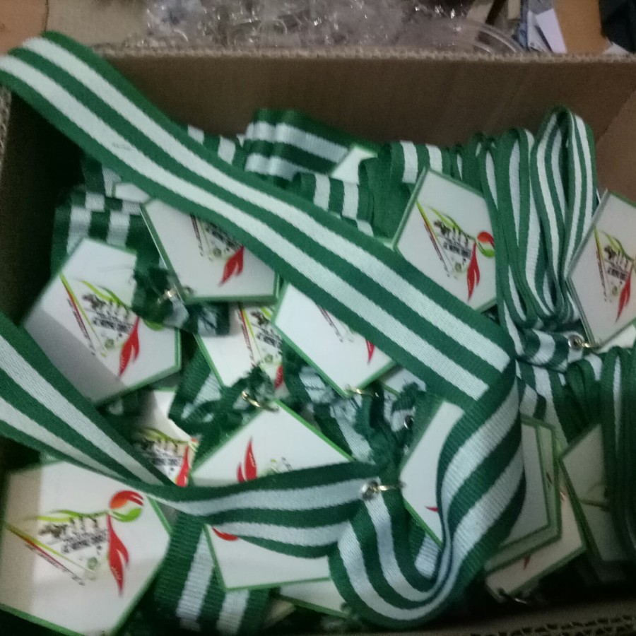 

MEDALI AKRILIK 1 SISI CUSTOM LOGO SEKOLAH UNIVERSITAS