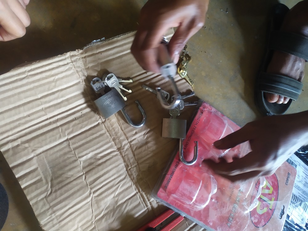 Gembok Putih Master Key Ats Uk 40mm Isi 3pcs / Iron Padlock 40 Mm Set 3 Pc Br403 Pagar Rumah Toko