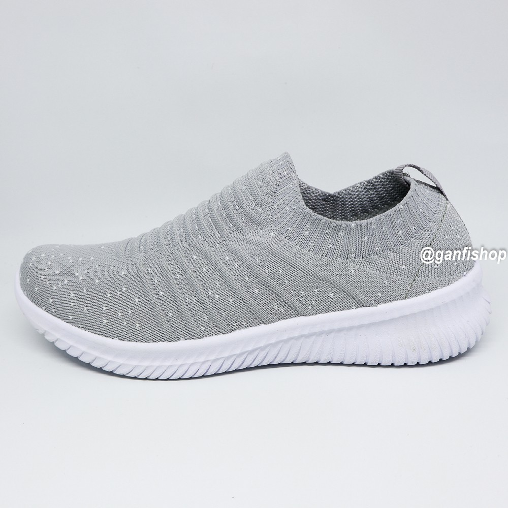 Regulae: Slip On Sepatu Wanita