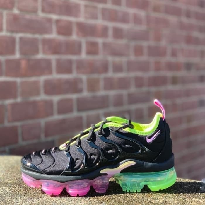nike vapormax plus black pink volt