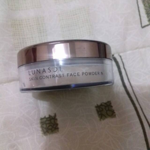 KANEBO LUNASOL skin contrast powder.