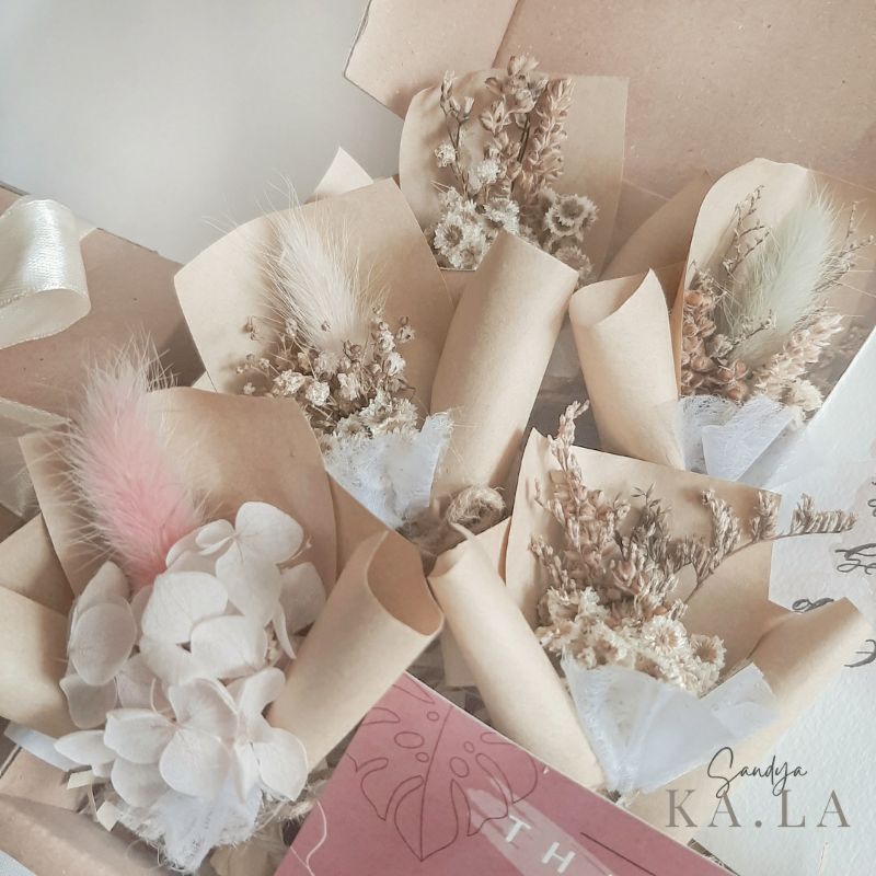 

Gift Box Mini Hanging Bouquet | Aesthetic room decor | Gantungan buket mini hiasan kamar