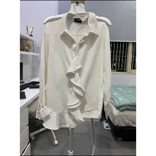preloved mulus ❤️ Atasan POSH THE LABEL postthelabel  Kemeja putih broken white Hem blouse baju kant