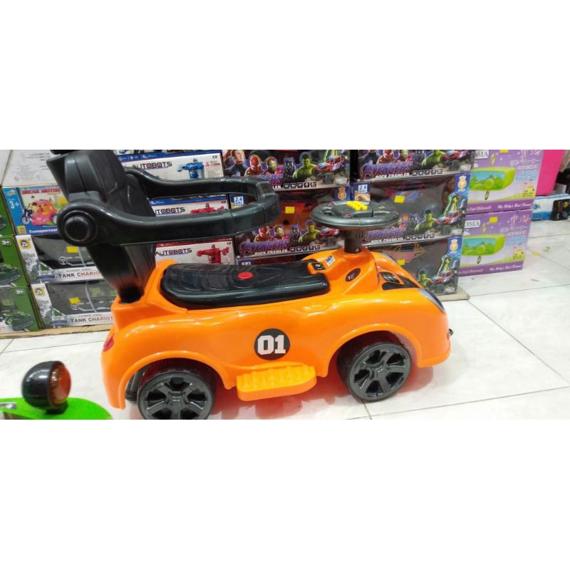 Mobil sorong dengan Pengaman Bayi