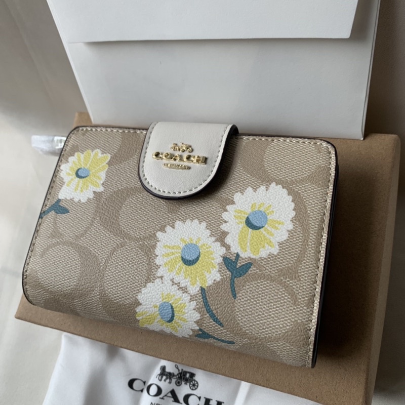 COACH Medium Corner Zip Wallet In Signature Canvas With Daisy Print(C3375)