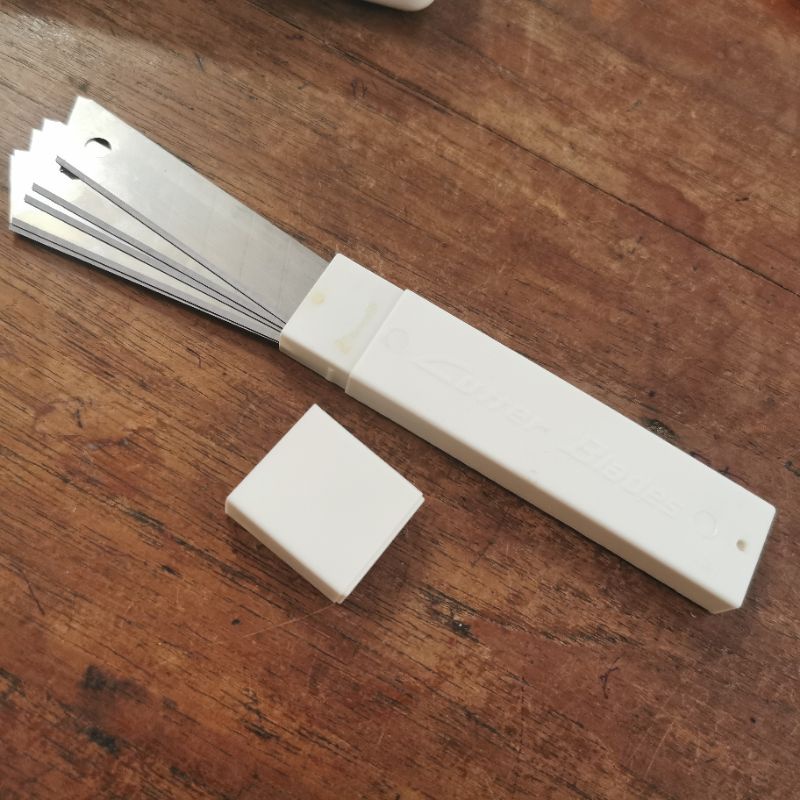 

Refill Isi Ulang Cutter Besar 18mm - 18 mm