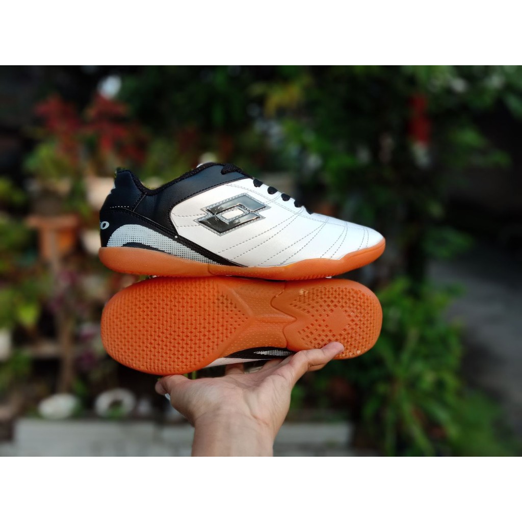 SEPATU FUTSAL LOTTO HITAM PUTIH SEPATU OLAH RAGA PRIA SEPATU GRADE ORI SEPATU IMPOR IMPORT SEPATU SE