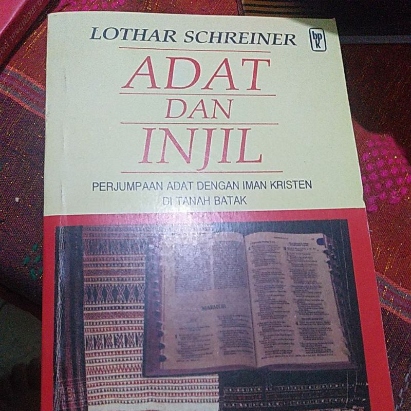 Buku adat dan injil perjumpsan adat dengan iman kristen di tanah batak