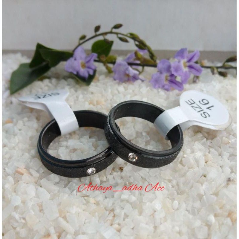 4s Grosir Solo | Cincin Titanium Anti Karat &amp; luntur Motif Pasir Hitam Permata Satu cocok Utk Pria Dan Wanita || Cincin Couple || Cincin Annivesary || Cincin titanium Anti Karat cowok &amp; cewek Anti Karat dan Luntur