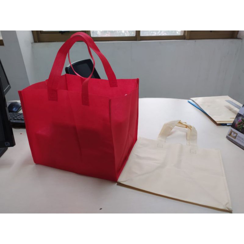 

iDk90 Goodie Bag Tas Spunbond Kotak Jahit 32x27x26 Box Nasi Dus Kue isi 12pcs